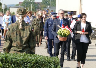 Zdjęcie artykułu PRZEDSTAWICIELE POWIATOWEGO URZĘDU PRACY ODDALI HOŁD OFIAROM STALINOWSKIEGO TERRORU W ROCZNICĘ NAPAŚCI SOWIECKIEJ NA POLSKĘ