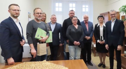 Zdjęcie artykułu SPOTKANIE W URZĘDZIE PRACY. NIEPEŁNOSPRAWNI OTRZYMALI DOTACJE NA ZAŁOŻENIE WŁASNYCH FIRM