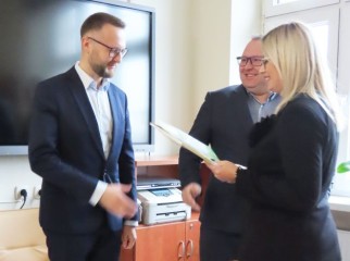 Zdjęcie artykułu KOLEJNI PRACODAWCY OTRZYMALI WSPARCIE Z POWIATOWEGO URZĘDU PRACY. GRATULACJE OD STAROSTY